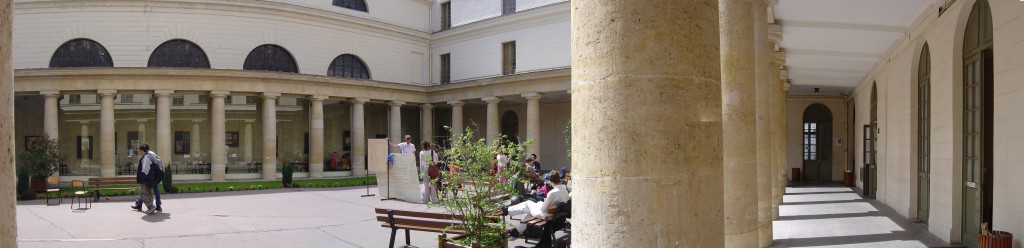 Cour de lycée, par LLM (CC BY-SA 3.0)